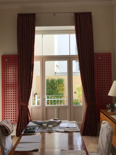 Elegante Dekos an Edelstahlstange im Villenviertel Bonn