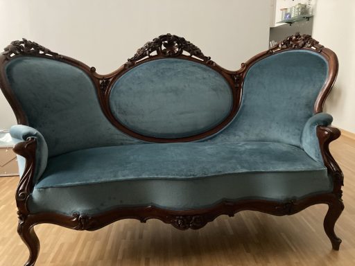 Restauriertes antikes Sofa mit neuer Polsterung in Bonn-Bad Godesberg