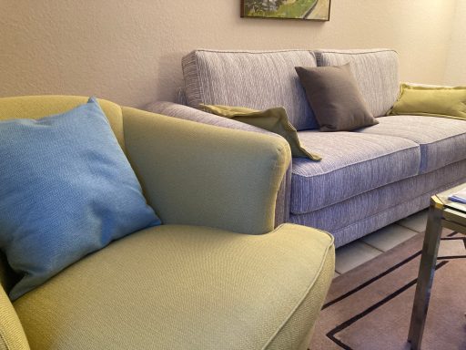 Neu bezogene Couchgarnitur in Bonn-Bad Godesberg