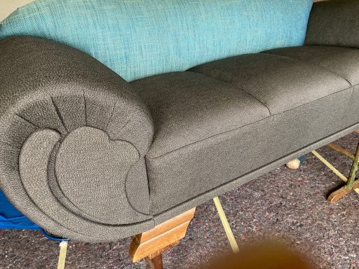 Zweifarbig bezogenes Sofa der 50er Jahre – Polsterarbeit in Wachtberg-Berkum