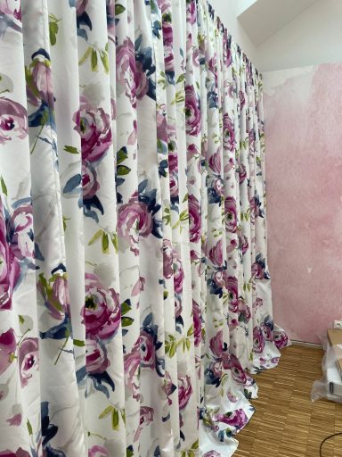 Floral gemusterte Vorhänge in Bad-Breisig, Kreis Bad Neuenahr-Ahrweiler