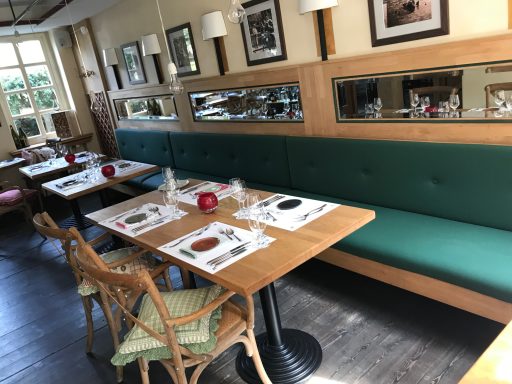 Sitzbänke neu bezogen im Restaurant Redüttchen in Bad Godesberg